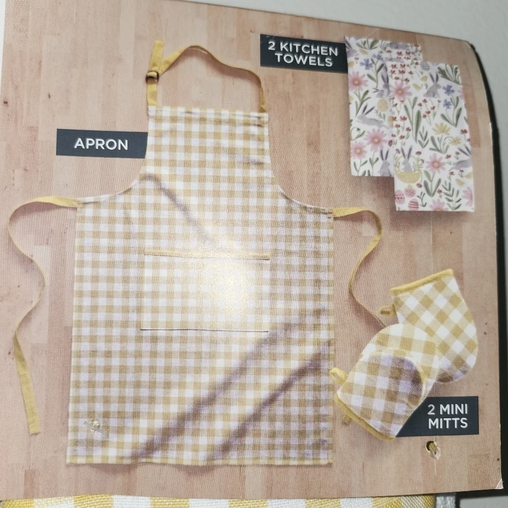 NWT yellow Checkered Kitchen Towel Set with 2 Mitts And Apron. Floral Design